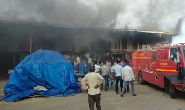 BIG NEWS : पिपलियामंडी की कृषि मंडी में मची खलबली,भूत का गोदाम आग की चपेट में,फायर फाइटर की ली मदद,पढ़े ये खबर