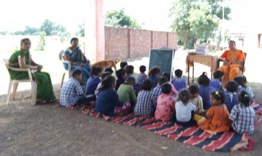 OMG ! NEWS: जमीन पर बैठे छात्र, ऊपर मंडरा रहीं मौत, डर से साएं में गुजार रहें समय, जर्जर हालत में जीरन क्षेत्र का ये स्कूल, क्या बोले अधिकारी...! पढ़े खबर