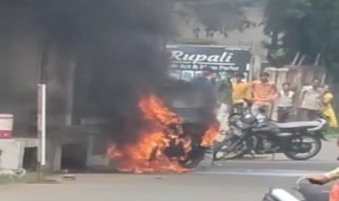 OMG ! अचानक धूं-धूं कर जल उठी बाइक, देखते ही देखते हो गई खाक, बीच बाजार में मची अफरा-तफरी, मामला- मनासा नगर का, पढ़े मनीष जोलान्या की खबर