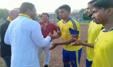 NEWS: रेलवे ग्राउंड पर फुटबॉल प्रतियोगिता का आयोजन, इन टीमों के बीच हुआ फाइनल मुकाबला, किसने जीता विजेता का खिताब, पढ़े खबर