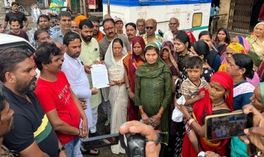 NEWS: हजारों परिवारों को रेलवे ने दिया नोटिस, फिर फूटा आक्रोश, नगर पालिका के बाहर किया प्रदर्शन, सांसद के नाम सौंपा ज्ञापन, पढ़े बबलू यादव की खबर