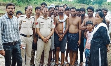 BIG NEWS: ग्राम कुणीखम्मा के रहवासियों का जलसत्याग्रह आंदोलन, मौके पर पहुंचे अधिकारी, दिया ऐसा आश्वासन, की ग्रामीण भी हो गए खुश...! अब इंतजार इस बात का, पढ़े मनीष जोलान्या की खबर