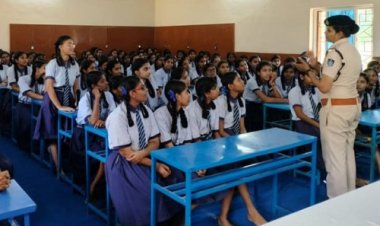 BIG NEWS: अभियान चेतना एवं ऑपरेशन एहसास, शासकीय विद्यालय पहुंचे पुलिस अधिकारी, छात्राओं को किया जागरूक, सुरक्षा और अपराधों की दी जानकारियां, पढ़े बबलू यादव की खबर