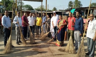 NEWS: हाथ मे झाड़ू लेकर सड़कों पर उतरी नपाध्यक्ष व टीम, चाय की चौपाल पर हुई साफ सफाई की बात, पढ़े खबर