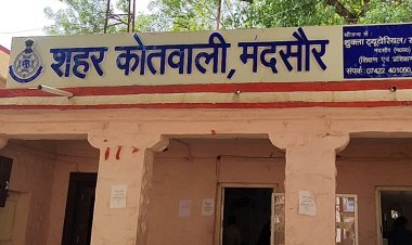 BIG NEWS: अवैध क्रिकेट सट्टे पर कोतवाली पुलिस की रेड, मौके से तीन गिरफ्तार, दो FIR, और 1 करोड का हिसाब-किताब जप्त, अब नीमच-मंदसौर के इन फरार आरोपियों की तलाश, पढ़े खबर