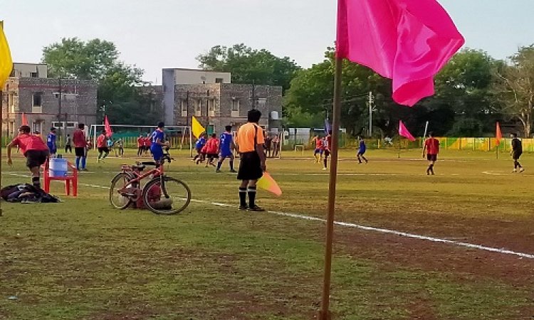 NEWS: रेलवे ग्राउंड की लाल माटी पर 6 टीमों के बीच हुए रौचक मुकाबले, बघाना का आरबीजी ग्रुप 7 साइडर की तर्ज़ पर कर रहा है सुपर 8 फुटबॉल प्रतियोगिता का आयोजन, पढ़े महेंद्र अहीर की खबर