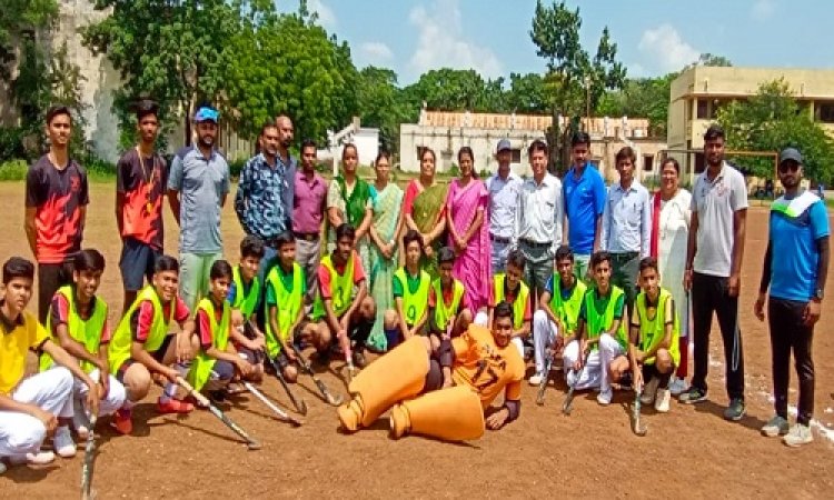 NEWS: सीएम राईज स्कूल में शालेय हॉकी प्रतियोगिता संपन्न, इस वर्ग के बालक बालिकाओं ने लिया भाग, पढ़े खबर