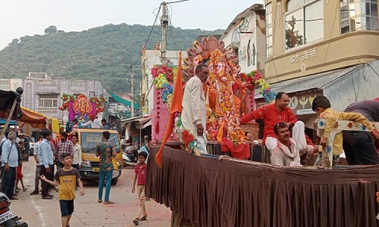 NEWS: गणेश विसर्जन यात्रा में उमड़े श्रद्धालु, जयकारों के साथ प्रतिमा का विसर्जन, खाकी भी रहीं मुस्तैद, पढ़े खबर