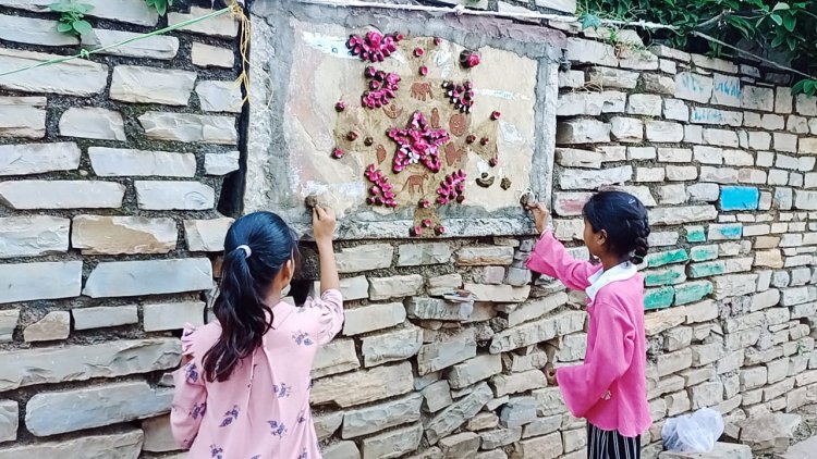 NEWS: लुप्त हो रही संजा बनाने की परंपरा, पर नीमच जिले में यहां आज भी लगातार जारी, गोबर के उकेरी अलग-अलग आकृति, पढ़े मनीष जोलान्या की खबर