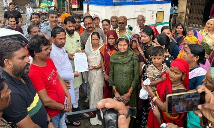 NEWS: हजारों परिवारों को रेलवे ने दिया नोटिस, फिर फूटा आक्रोश, नगर पालिका के बाहर किया प्रदर्शन, सांसद के नाम सौंपा ज्ञापन, पढ़े बबलू यादव की खबर