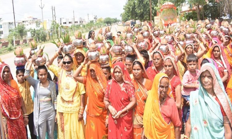 NEWS: ग्वालटोली में गाजे-बाजे के साथ निकली कलश एवं पौथी यात्रा, स्वामी सत्यानंद सरस्वती बग्गी में हुए विराजमान, भक्तों ने लिया आशीर्वाद, श्रीमद भागवत कथा प्रारंभ, पढ़े ये खबर