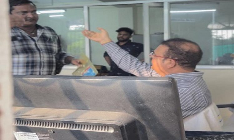 BIG NEWS: नीमच के उप पंजीयक की मनमानी, कमीशन के चक्कर में रजिस्ट्री अधूरी, पंजीयन विभाग को बनाया भ्रष्टाचार का अड्डा, शिकायत पहुंची कलेक्टर तक...! पढ़े खबर