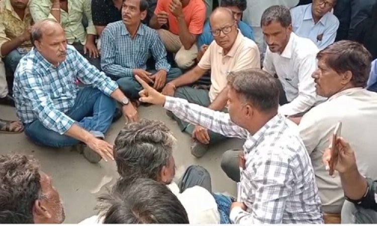 BIG BREAKING: मनासा अस्पताल के बाहर चक्काजाम, विद्युत विभाग पर लापरवाही का आरोप, परिजनों को मिला इनका समर्थन, मामला- करंट की चपेट में आने से युवक की मौत का, पढ़े मनीष जोलान्या की खबर
