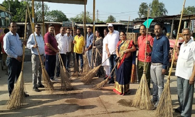 NEWS: हाथ मे झाड़ू लेकर सड़कों पर उतरी नपाध्यक्ष व टीम, चाय की चौपाल पर हुई साफ सफाई की बात, पढ़े खबर