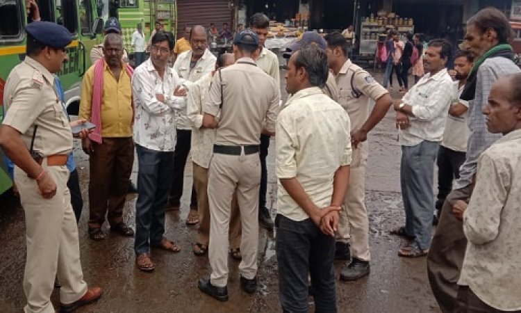 NEWS: मनासा नगर में पुलिस की ताबड़तोड़ कार्यवाही, नीमच, रामपुरा और मंदसौर रोड़ पर बनाएं बसों के चालान, पर क्यों...! पढ़े ये खबर