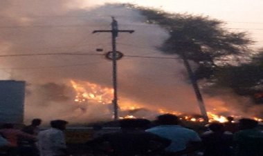 OMG ! आसमान में झूलते बिजली के तारों का तांडव, सुखले से भरे ट्रैक्टर-ट्रॉली को लिया चपेट में, चालक की सूझबूझ आई काम, तो टल गया बड़ा हादसा, ग्रामीण पहुंचे मनासा थाने, पढ़े मनीष जोलान्या की ये खबर