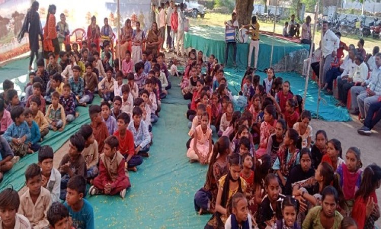 WOW ! कस्मारिया मीडिल स्कूल की प्रधान अध्यापिका की अनोखे अंदाज में विदाई, छात्राओं ने हल्दी-मेहंदी लगाकर किया श्रंगारित, पढ़े खबर