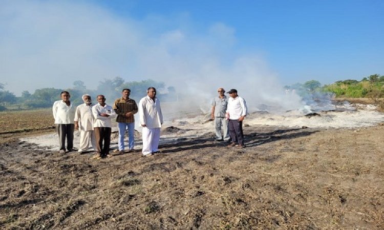 NEWS: खेत में कटाई कर रखी सोयाबीन, अचानक ढेर में लगी आग, कारण अज्ञात, किसान के लाखों का नुकसान, पढ़े खबर