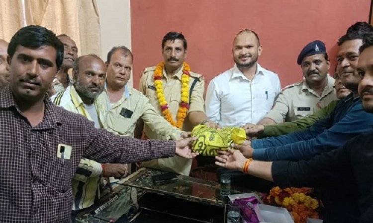 WOW ! दूकान से रूपए गायब, तो व्यापारी पहुंचा सीतामऊ थाने, FIR के बाद एक्शन में आई खाकी, फिर आशीष के घर दबिश, खौज निकाली नोटों से भरी थैली, बदले में पुलिस का किया सम्मान, पढ़े खबर
