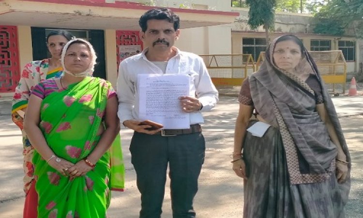 BIG NEWS: प्लॉट पर सफाई करते दंपत्ति, अचानक भू-माफियाओं की एंट्री, किया जानलेवा हमला, अब पति-पत्नी पहुंचे SP कार्यालय, लगाई न्याय की गुहार, पुलिस की कार्यवाही से भी दोनों नाखुश, मामला- सिंगोली थाना क्षेत्र का, पढ़े ये खबर