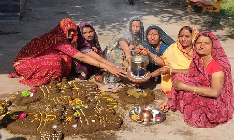 NEWS: मनासा सहित अंचल में महिलाओं ने मनाया गोवर्धन पर्व, गोबर से बनाकर की पूजा, पढ़े खबर