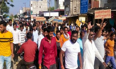 BIG BREAKING: नाबालिग से दुष्कर्म के मामले ने पकड़ा तूल, विहिप सहित कई सामाजिक संगठन उतरे सड़कों पर, आरोपी को फांसी देने की मांग, तो इस कार्यवाही को लेकर 12 घंटों का अल्टीमेटम, पिपलियामंडी पुलिस को सौंपा ज्ञापन, पढ़े खबर