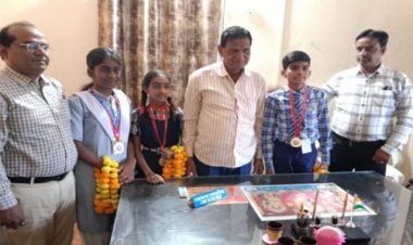 NEWS: जीरन नगर में खेल प्रतिभाओं व शिक्षको का सम्मान, उपहार स्वरुप दिया मेडल, छात्र-छात्राओं का राज्य स्तरीय खो-खो प्रतियोगिता में चयन, पढ़े खबर