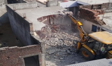 BIG NEWS: आरोपी तस्कर जावा फरार, हरकत में आया प्रशासन, मकान पर चला बुल्डोजर, दिखाएं फर्जी दस्तावेज, तो धोखाधड़ी का मामला भी दर्ज, कार्यवाही सीतामऊ क्षेत्र की, पर तार जुड़े पिपलियामंडी थाने से, पढ़े खबर