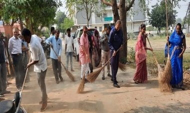 NEWS: इंदिरा नगर में चला स्वच्छता अभियान, नपाध्यक्ष, स्वास्थ्य सभापति व पार्षद ने झाडू चलाकर दिया बड़ा संदेश, शहर की जनता से की अपील, पढ़े खबर