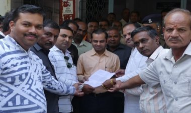 NEWS: पिपलियामंडी कृषि उपज मंडी में फैली गंदगी, अव्यवस्थाओं का आलम, समस्याओं का समाधान करने की मांग, SDM को सौंपा ज्ञापन, पढ़े खबर