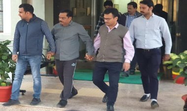 BIG NEWS: CBI की मंदसौर में दबिश, 5 लाख की रिश्वत के मामले में आयकर अधिकारी गिरफ्तार, इस काम की एवं में मांगे थे रूपए, जिले की सबसे बड़ी कार्यवाही, पढ़े ये खबर