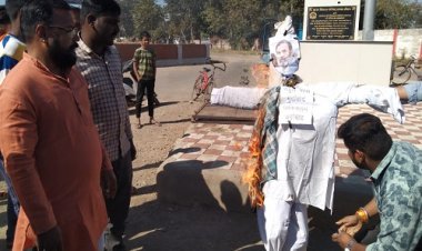 NEWS: हिन्दू जागरण मंच द्वारा फूंका राहुल गांधी का पुतला, वीर सावरकर की प्रतिमा के सामने किया प्रदर्शन, पढ़े खबर