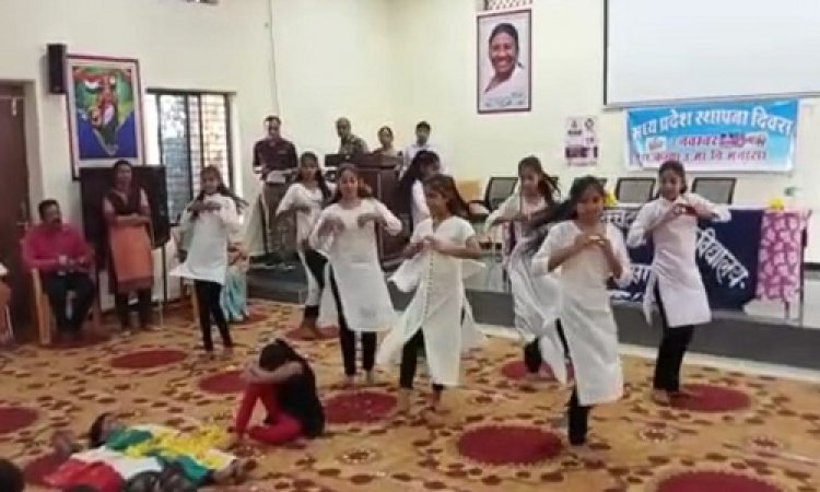 NEWS: म.प्र. स्थापना दिवस, मनासा के शासकीय कन्या शाला में सांस्कृतिक कार्यक्रम संपन्न, जनप्रतिनिधि और अधिकारी रहे मौजूद, पढ़े खबर