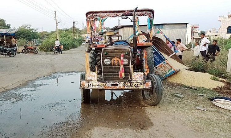 OMG ! मनासा मंडी में उपज लेकर जाता किसान, गेट के बाहर पहुंचते ही हुआ हादसा, अन्नदाता की मेहनत बही पानी में, पढ़े खबर