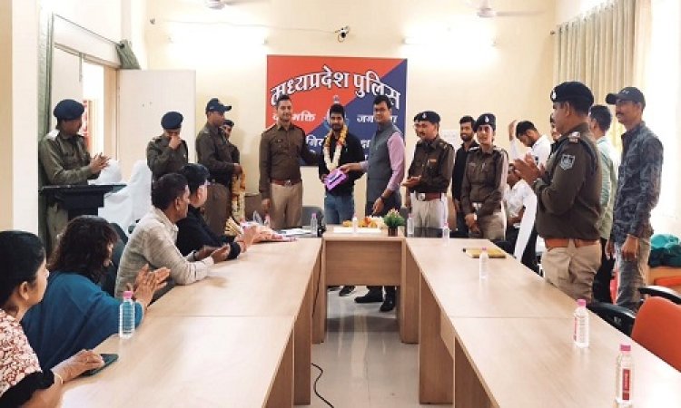 BIG NEWS: नीमच जिला कलेक्टर, एसपी की मौजूदगी, और पुलिस कन्ट्रोल रूम में विशेष कार्यक्रम का आयोजन, इन 25 युवक-युवतियों का सम्मान, स्मृति चिन्ह भी किये भेंट, कौन सी सूची में पाया स्थान, पढ़े खबर