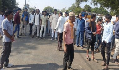 BIG NEWS:  मंदसौर में यूरिया की किल्लत, टूटा किसानों के सब्र का बांध, इस मार्ग पर किया चक्काजाम, आवगमन बाधित, फिर मौके पर पहुंचे SDM, और...! पढ़े ये खबर