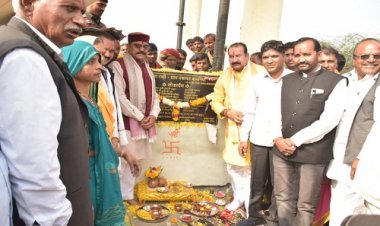 NEWS: ग्राम बामनिया पहुंचे जनप्रतिनिधि, ग्रामीणों को दी लाखों के विकास कार्यो की सौगात, विधायक परिहार बोले- समृद्ध ग्राम की परिकल्पना भाजपा के कार्यकाल में हो रही साकार, पढ़े खबर