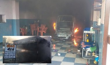 BIG BREAKING: गैरेज में खड़ी कार में अचानक आगजनी, मौके पर अफरा-तफरी का माहौल, फिर पिपलियामंडी पुलिस और दमकल मौके पर, क्या है मामला...! पढ़े नरेंद्र राठौर की ये खबर