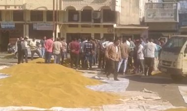 BIG NEWS: नीमच की कृषि उपज मंडी में बवाल, व्यापारी और हम्माल हुए आमने-सामने, नीलामी भी बंद...! क्या है कट्टों और बोरियों का खेल, पढ़े ये खबर