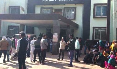 OMG ! नीमच का मूलचंद मार्ग, इस बात को लेकर दो पक्षों में विवाद, जमकर चले पत्थर और लाठियां, एक-दुसरे पर ताबड़तोड़ हमला, कई लोग घायल, केंट पुलिस ने संभाला मोर्चा, क्या है मामला...! पढ़े ये खबर