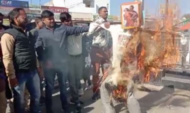 NEWS: पठान फिल्म को लेकर हिंदू जागरण मंच में आक्रोश, मनासा के कारगिल चौराहे पर फूंका पूतला, दी ये चेतावनी, पढ़े खबर