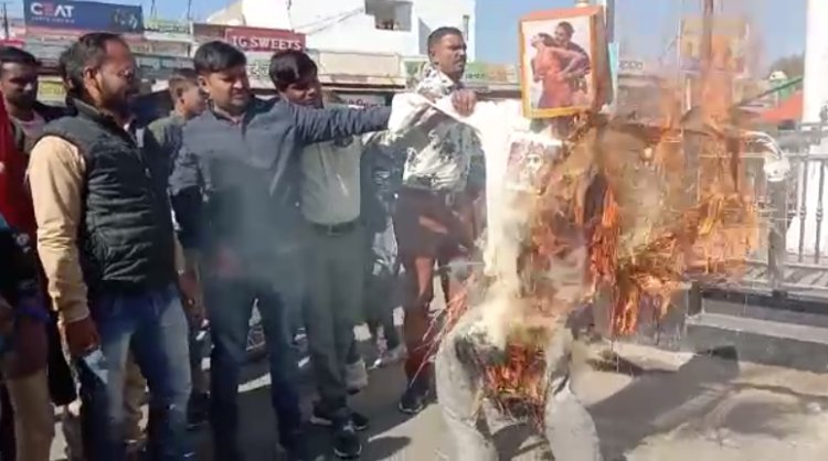 NEWS: पठान फिल्म को लेकर हिंदू जागरण मंच में आक्रोश, मनासा के कारगिल चौराहे पर फूंका पूतला, दी ये चेतावनी, पढ़े खबर
