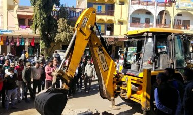 BIG NEWS: पिपलियामंडी नगर में अतिक्रमण, मौके पर पहुंचा नगर परिषद का अमला, शुरू की ताबड़तोड़ कार्यवाही, चलाया बुल्डोजर, पढ़े खबर