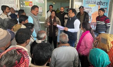 NEWS: मकानों पर चला प्रशासन का बुल्डोजर, तो ग्रामीणों में आक्रोश, कांग्रेस नेता बाहेती के साथ लोग पहुंचे कलेक्टोरेट, सौंपा ज्ञापन, पढ़े खबर