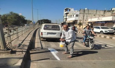 WOW ! शहर में स्पीड ब्रेकर तो बने, पर आये दिन हो रहे हादसे, जब पड़ी मुकेश मालवीय की नजर, तो उठाया ये बड़ा जिम्मा, नीमच-मनासा रोड़ से इस कार्य की शुरुवात, पढ़ेंगे तो आप भी कहेंगे वाह-वाह