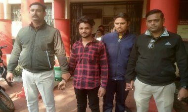 BIG NEWS: लोडिंग टेम्पों में दिखी बोरियां, फिर गुलाब गैंग ने दौड़ाया शातिराना दिमाग, जैसे ही मारा हाथ, तो इन्होंने धरदबोचा, अब लालू और समीर को ले गई बघाना पुलिस, क्या है मामला...! पढ़े खबर