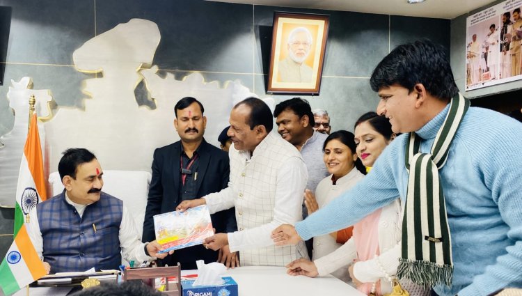 BIG NEWS: दशहरा मैदान में श्रीराम कथा का भव्य आयोजन, प्रचार-प्रसार भोपाल तक, MP के गृह मंत्री सहित कई दिग्गजों से मुलाकात, समिति के सदस्यों से दी पत्रिका, नीमच पहुंचने का दिया निमंत्रण, पढ़े खबर और देखें तस्वीरें