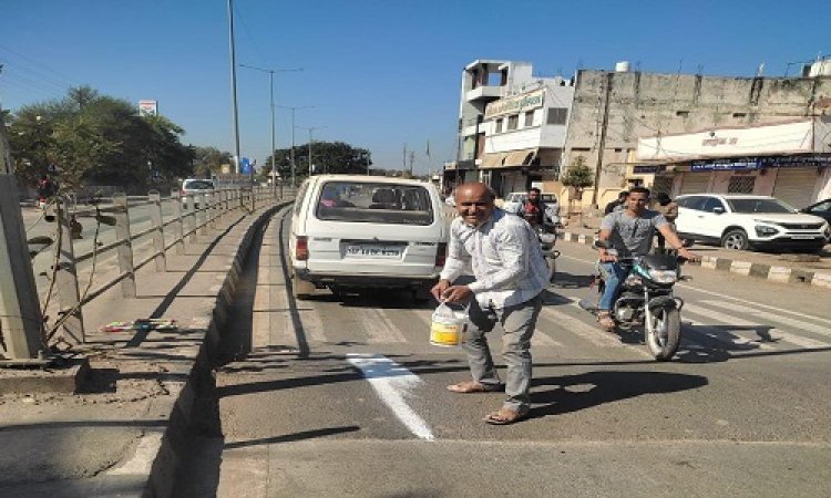 WOW ! शहर में स्पीड ब्रेकर तो बने, पर आये दिन हो रहे हादसे, जब पड़ी मुकेश मालवीय की नजर, तो उठाया ये बड़ा जिम्मा, नीमच-मनासा रोड़ से इस कार्य की शुरुवात, पढ़ेंगे तो आप भी कहेंगे वाह-वाह