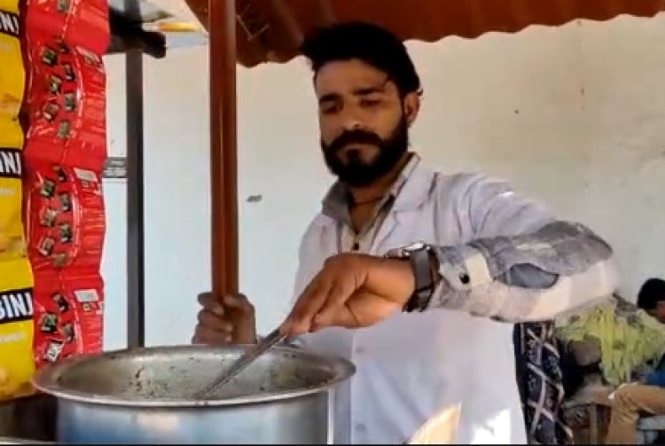 BIG NEWS: पहना सफेद कोट, और हाथ में थामा चमचा, नीमच में चर्चा का विषय बना नर्सिंग चाय वाला, डिग्री के बाद भी क्यों उठाया ये कदम...! पढ़े खबर