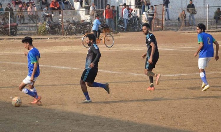NEWS: गणतंत्र दिवस फुटबाल स्पर्धा, नीमच केंट का सेमीफायन में प्रवेश, रविवार को दो मैच, इन टीमों के बीच होगा कड़ा मुकाबला, पढ़े खबर